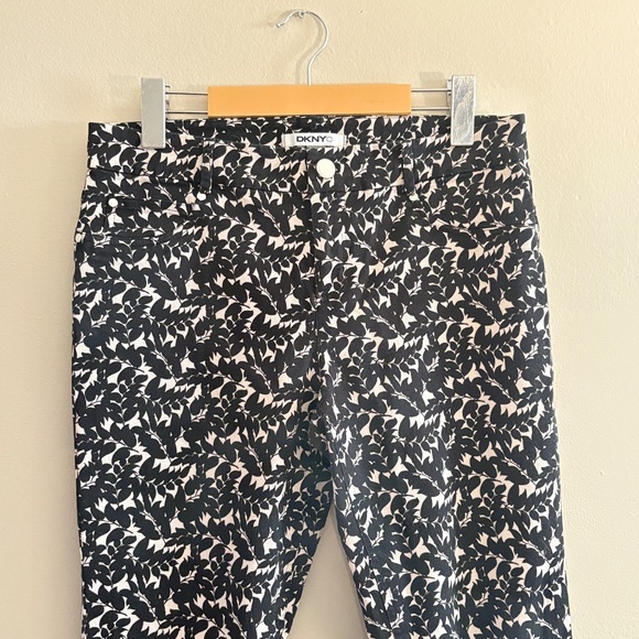 $19❄️ DKNY Black & Cream Leaf Patterned Skinny Ankle Jeans - Picture 3 of 12